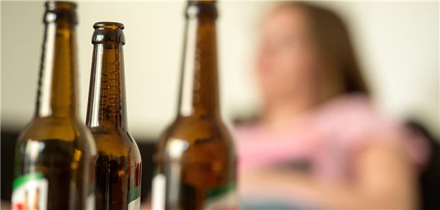 Frau mit Bierflaschen