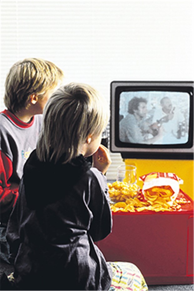 CSU setzt bei Prävention auf den siebten Sinn Nicht ganz im Sinne von Prävention und Gesundheitsförderung: Chips essende Kinder vor dem Fernseher.