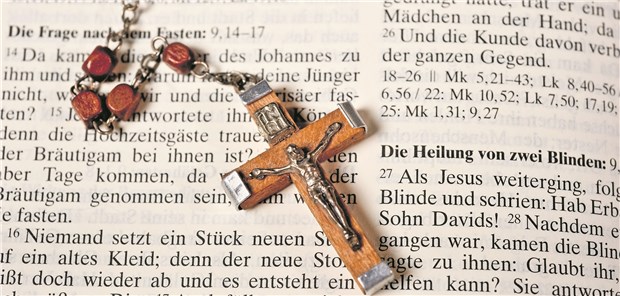 Das Kreuz mit dem Kreuz Nicht immer dürfen kirchliche Arbeitgeber ihren Mitarbeitern vorschreiben, was sie im Arbeitsalltag zu glauben haben.