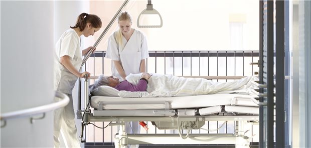 Schweres Gerät: BGW testet Klinikbetten Nicht immer ein Kinderspiel. Die BGW empfiehlt, Klinikbetten sollten „grundsätzlich zu zweit bewegt werden oder mittels technischer Hilfsmittel“.