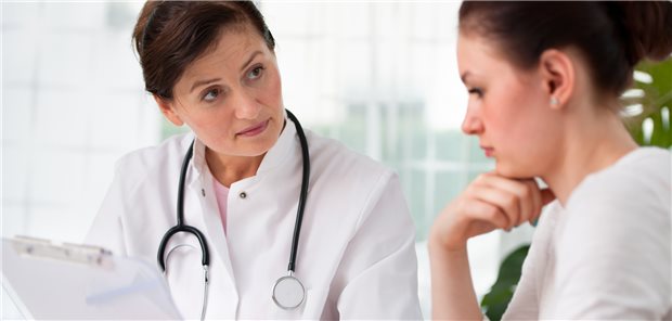 Beschwerden bei Ärzten fallen vielen Patienten schwer Nicht immer fühlen sich Patienten von ihren Ärztinnen und Ärzten gut beraten. Doch nur in wenigen Fällen machen sie ihrem Unmut Luft. (Symbolbild mit Fotomodellen)
