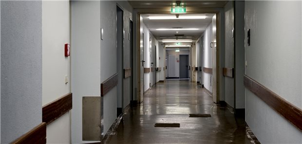 Nicht immer gibt es in Kliniken eine Nachtdienstregelung. Eine Aufklärung darüber ist aber nicht zwingend.