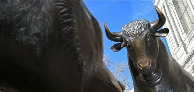 Die Bronzefiguren von Bulle und Bär, Symbole für den Börsenauf- und abschwung, stehen auf dem Platz vor der Börse in Frankfurt.