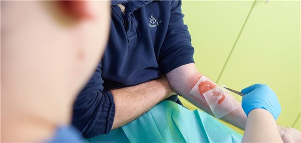 Patient mit Wunde wird versorgt.