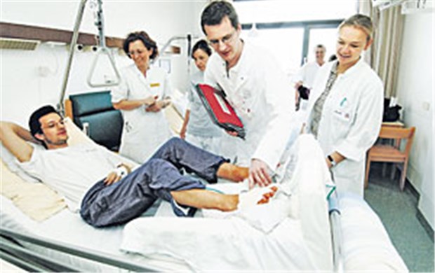 Per Mausklick in eine schönere Arbeitswelt Nicht immer wird bei der Visite gelächelt. Pflegekräfte klagen über stressige Arbeitsbedingungen.