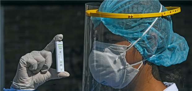 Nicht in allen WHO-Mitgliedstaaten ist ein Zugang zu qualitätsgesicherten Maßnahemn zur Corona-Diagnostik und -Behandlung gewährleistet. Daran sollen die Staaten aber weiter intensiv arbeiten, appelliert die WHO nun in ihren neuen Empfehlungen.