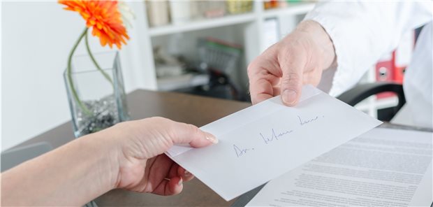 Nicht jeder Facharzt ist so emsig, dem Patienten gleich den Arztbrief in die Hand zu drücken oder ihn elektronisch einzutüten, damit der hausärztliche Kollege die Informationen schnell bekommt.