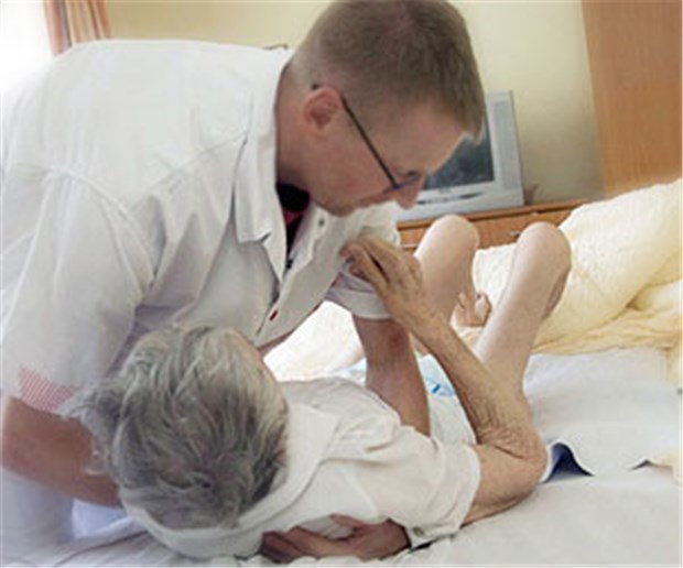 Uni-Abschluss für Altenpfleger Nicht jeder, der mit Patienten arbeitet, soll künftig einen Bachelor-Abschluss aufweisen müssen, so der Wissenschaftsrat.