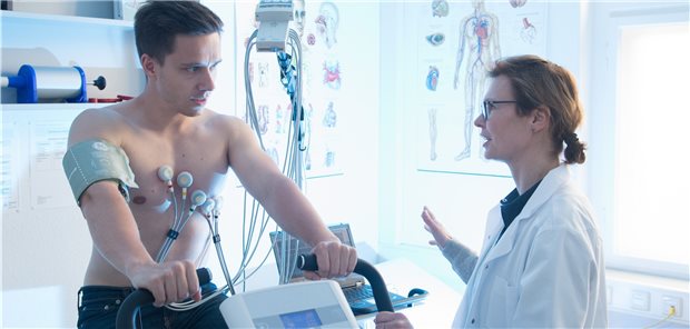 Nicht jedes Unternehmen kann, wie hier der TÜV Rheinland, eine eigene Arbeitsmedizin vorhalten. Vor allem kleinste und kleine Unternehmen sind auf die Betreuung ihrer Belegschaften durch Kooperationen mit Arbeitsmedizinern oder entsprechenden Dienstleistern angewiesen.