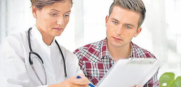 Nicht mehr Kind und noch nicht mündig: Bei der Behandlung Minderjähriger dürfen Elternrechte nicht vernachlässigt werden.