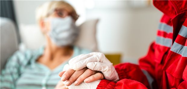 Landräte wünschen sich landesweiten Einsatz von Tele-Notarzt Nicht mehr unbedingt bei den Patienten vor Ort müssen Notärzte sein, findet der Landkreistag in Niedersachsen. Manchmal genüge es auch, wenn der Notarzt per Handy „dazugeschaltet“ wird.