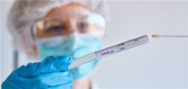 Verbände fordern kostenlose SARS-CoV-2-Tests für MFA Nicht nur Ärzte sind bei den Abstrichen für PCR-Tests auf SARS-CoV-2 ansteckungsgefährdet. Auch MFA, die in der Praxis die Patientensteuerung übernehmen, können mit dem Virus in Kontakt kommen. (Symbolbild mit Fotomodell)