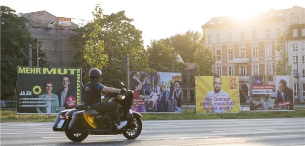 Brandenburger Chefärzte starten Wahlaufruf für demokratische Parteien Motorradfahrer fährt an Wahlplakaten vorbei
