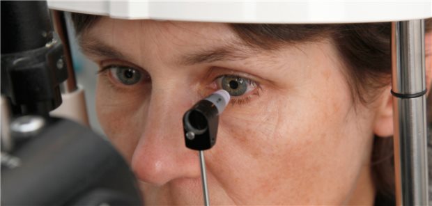 Nicht nur bei der regelmäßigen Augeninnendruckmessung, sondern auch bei Gesichtsfelduntersuchungen und der optischen Kohärenztomographie (OTC) entstehen viele Daten. Künstliche Intelligenz kann die Befundauswertung unterstützen.