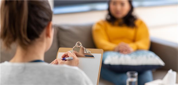 Nahaufnahme einer Psychologin und einer Patientin bei einer Psychotherapie-Sitzung.