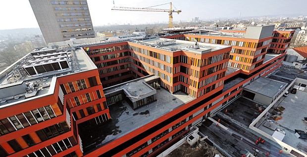 Kliniken in Rhein-Main: Dauerbaustellen ohne Fortschritt? Nicht nur die Fassade, sondern auch die Zahlen sind rot: Von dem 2010 bezogenen Neubau hat sich das Klinikum Offenbach anscheinend zu viel versprochen.