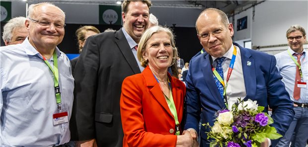 Christine Neumann-Grutzeck und Andreas Botzlar in BÄK-Vorstand gewählt Nicht nur die beiden Kandidaten freuten sich: Christine Neumann-Grutzeck und Dr. Andreas Botzlar (rechts vorne) gehören künftig dem Vorstand der Bundesärztekammer an.