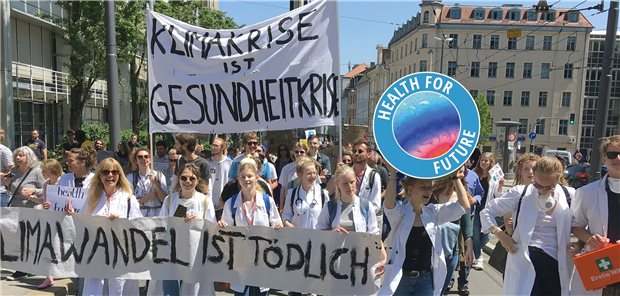 Nicht nur durch Demonstrationen können Ärztinnen und Ärzte sich für klimasensibles Verhalten einsetzen. Auch im Arzt-Patienten-Gespräch lässt sich Einfluss nehmen – zugunsten der individuellen und der planetaren Gesundheit zugleich. (Archivbild)