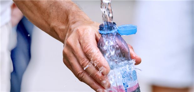 Lokale Hitzeaktionspläne: Geriater wollen stärker eingebunden werden Nicht nur eine ausreichende Wasserzufuhr ist im Hitzemanagement wichtig. Die Geriater wollen besonders bei der Ausgestaltung lokaler Hitzeaktionspläne ihre Expertise stärker eingebunden wissen.
