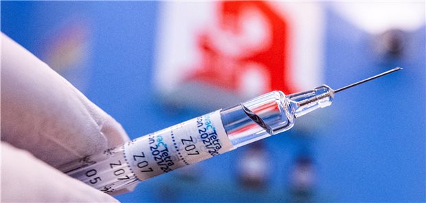 Apotheker wollen gleiches Geld wie Ärzte Nicht nur gegen Influenza: Apothekerinnen und Apotheker wollen auch gegen Corona impfen. Die ABDA glaubt, Anfang 2022 könnten Apotheken mit den Impfungen beginnen – wenn die Ampel-Koalition ein entsprechendes Gesetz beschließt.