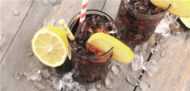 Softdrinks mit Eiswürfeln