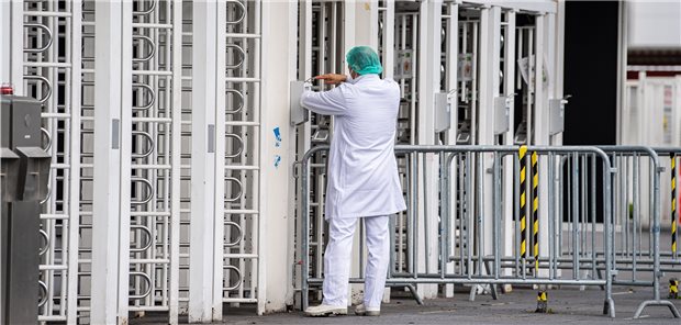 Nicht nur in Gesundheitsberufen, sondern auch in kühlen Arbeitsumgebungen wie in Fleischereien herrscht nachweislich ein erhöhtes SARS-CoV-2-Infektionsrisiko. Die EU-Kommission möchte deshalb die jobassoziierte Corona-Erkrankung auf die europäische Berufskrankheitenliste setzen.