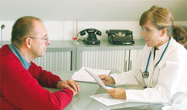 Nicht nur in Kliniken heiß begehrt: Junge Ärztin im Gespräch mit einem Patienten.