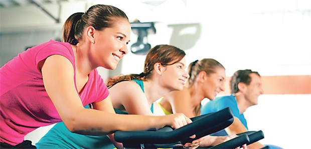 Fitnessstudios setzen weiter auf Kassenkurse Nicht nur junge Menschen begeistern sich im Fitnessstudio für kassenbezuschusste Präventionskurse.