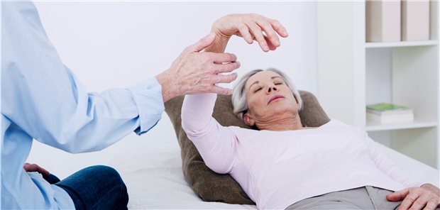 Nicht selten gehen onkologische Erkrankungen mit mukuloskelettalen einher. Diesen Zusammenhang hat die EU nun erstmals offiziell anerkannt – und adressiert ihn. (Symbolbild mit Fotomodellen)