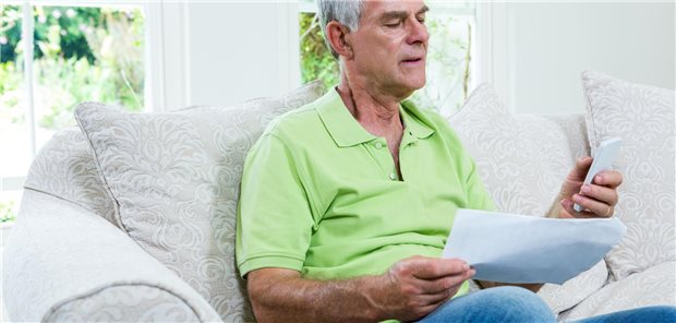 Nicht selten haben bisher vor allem ältere Patienten sicher öfter Dritte um Hilfe gebeten, wenn es um den Inhlt ihres Entlassbriefes aus der Klinik ging. Das soll nun für Patenten bestimmter Kliniken vorbei sein, die über eine Software im KIS verfügen, die die Briefe in laienverständlicher Sprache formuliert. Das soll die Gesundheitskompetenz der Rezipienten stärken.