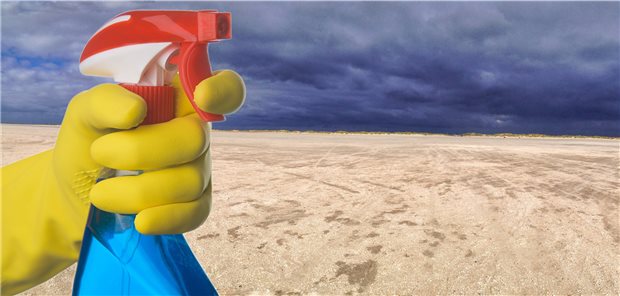 Küstendorf macht Strand mit Bleichmittel „coronafrei“ Nicht trinken, nicht zum Strand reinigen benutzen: Der wahnwitzige Mythos, dass Desinfektionsmittel ein Heilmittel gegen das Coronavirus ist, hält sich.