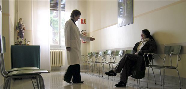 „Wenn in den Praxen das Licht ausgeht": Politik reagiert auf Protesttag Nicht von Medizinischen Fachangestellten, sondern nur von Ärztinnen oder Ärzten begrüßt wurden die Patienten in einigen Praxen während des Protesttags. (Symbolbild)