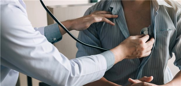 Nicht wenige Patienten berichten nach einer durchgemachten SARS-CoV-2-Infektion von dauerhaften Beschwerden, auch am Herzen. Amerikanische Kardiologen haben dazu nun ein Konsensuspapier veröffentlicht.