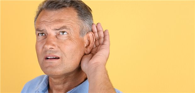 Nicht zu unterschätzender Risikofaktor für eine Demenz: Hörverlust im mittleren Lebensalter. (Symbolbild mit Fotomodell)