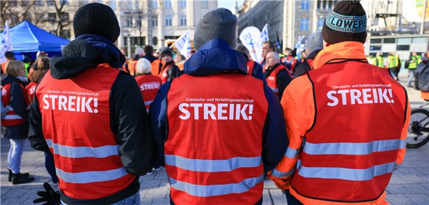 Warnstreiks: Kliniken zeigen sich empört, Praxen arrangieren sich Nichts geht heute mehr – zumindest im Nah- und Fernverkehr. Trotzdem mussten Ärztinnen und Ärzte, Pflegekräfte und MFA zur Arbeit kommen. Homeoffice ist in diesen Berufen keine Option.
