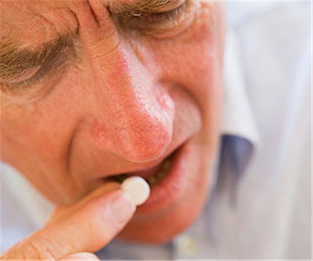 Wiederholungstests für neue Arzneimittel gefordert Nichts geht ohne Medikamente: Älter Mann nimmt Tabletten ein.