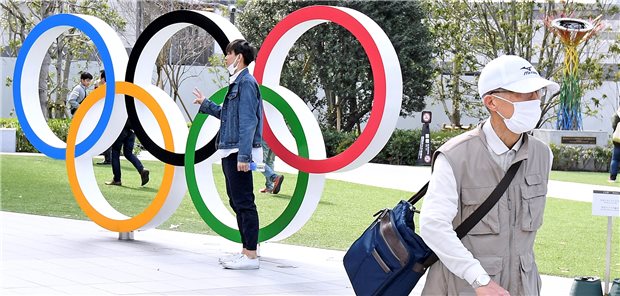 Nichts geht ohne Mund-Nasen-Schutz — für ein Foto vor dem Olympiastadion wird sie nur für wenige Sekunden abgenommen.