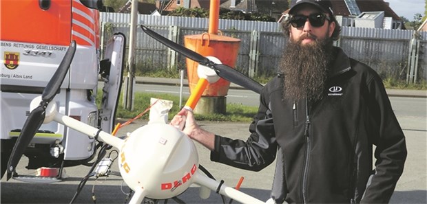 Rettungsdrohne hilft bei der Suche nach Verunglückten Nico Rütershoff, Pilot bei Microdrones, mit dem Multikopter der Deutschen Lebens-Rettungs-Gesellschaft