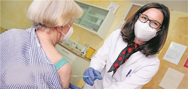 Nicola Buhlinger-Göpfarth (r), Fachärztin für Allgemeinmedizin, impft in ihrer Praxis eine Patientin gegen das Coronavirus.