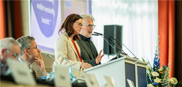 Nicola Buhlinger-Göpfarth und Markus Beier am Rednerpult