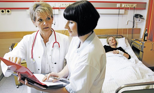 Rechtlich sicher an Kliniken arbeiten Niedergelassenen Ärzten, die Leistungen in Kliniken erbringen, bieten sich mehrere Vertragsvarianten.