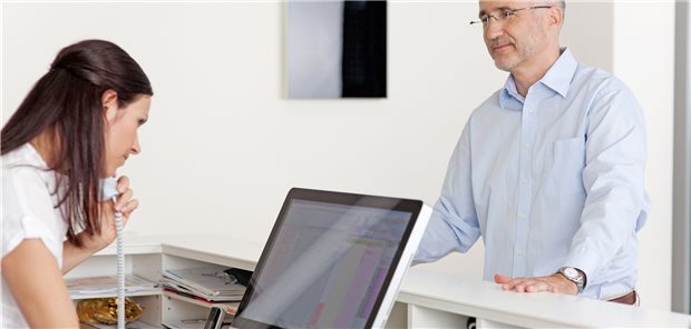 Niedergelassenen Ärzten werden seltener Behandlungsvorwürfe gemacht als Kliniken. Dennoch ist ein Risikomanagement in Arztpraxen wichtig: So muss bereits das Personal erkennen, ob es sich beim Anliegen der Patienten um ein dringendes gesundheitliches Problem handelt.