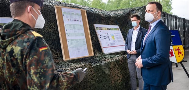 Spahn appelliert: Öffnungen zunächst nur in Außenbereichen Niedersachsen: Gesundheitsminister Jens Spahn (CDU, r) und André Berghegger (CDU, M), Mitglied des Bundestags, besuchten am Freitag das Versorgungs- und Instandsetzungszentrum Sanitätsmaterial Quakenbrück der Bundeswehrapotheke, das die derzeit wichtigste Umschlag- und Lagerstätte für mehrere Corona-Impfstoffe ist.