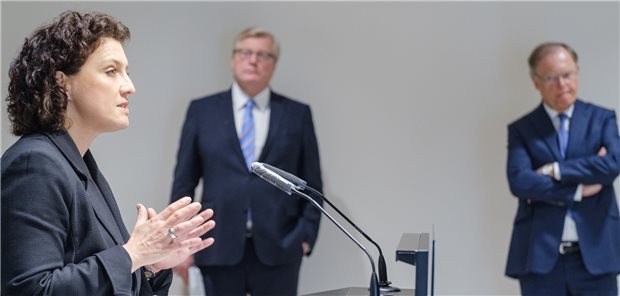 Planbare Operationen in Niedersachsen wieder möglich Niedersachsens Gesundheitsministerin Carola Reimann erklärt vor der Presse die Lockerungsmaßnahmen. Mit dabei (v.l.): Wirtschaftsminister Bernd Althusmann (CDU) und Niedersachsens Ministerpräsident Stephan Weil (SPD).