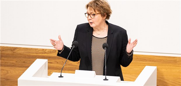 Niedersachsen: Gesundheitsministerin Behrens soll kommissarisch das Innenministerium führen Niedersachsens Gesundheitsministerin Daniela Behrens soll nach dem Wechsel von Boris Pistorius nach Berlin kommissarisch auch das Innenministerium leiten.