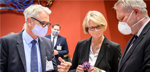 Studie zu Immunität gegen SARS-CoV-2 in der Bevölkerung Niedersachsens Wissenschaftsminister Björn Thümler und Bundesforschungsministerin Anja Karliczek im Gespräch mit Dirk Heinz, Wissenschaftlicher Geschäftsführer des HZI (von rechts). Hans-Joachim Rickel/BMFB