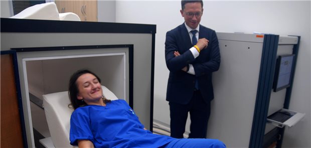 Universitätsmedizin Göttingen eröffnet Heart & Brain Center Niedersachsens Wissenschaftsminister Falko Mohrs besichtigt beim Rundgang ein mit einem Echo-MRI ausgestattetes Labor. Hier wird für ein gemeinsames Forschungsprojekt der Klinik für Kardiologie und Pneumologie sowie der Klinik für Geriatrie die Körperzusammensetzung einer Probandin analysiert.