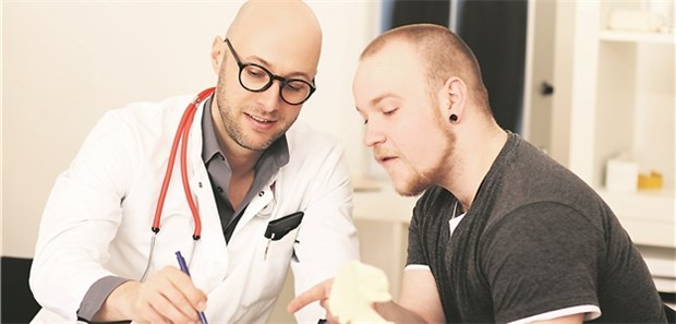 Männer als Arztmuffel? Der Betriebsarzt könnte helfen Niedrigschwellige Konsultation: Der Betriebsarzt kann auch Arztmuffeln Prävention näherbringen.
