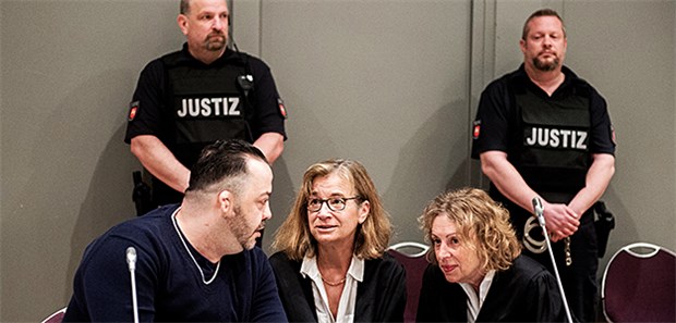 Ex-Pfleger Niels H. wegen 85-fachen Mordes verurteilt Niels H. (l.) sitzt im Gerichtssaal neben seinen Anwältinnen Ulrike Baumann (M) und Kirsten Hüfken (r).. Das Landgericht Oldenburg hat den Ex-Pfleger wegen Mordes in 85 Fällen zu einer lebenslangen Haftstrafe verurteilt.