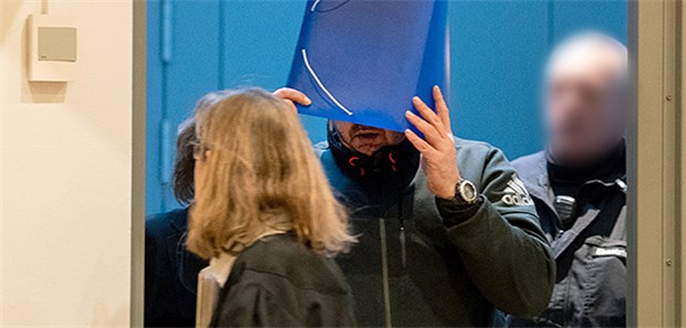 Ex-Pfleger Niels H. sagt zu Patientenmorden aus Niels Högel, angeklagt wegen Mordes an 100 Patienten an den Kliniken in Delmenhorst und Oldenburg, kommt in das Gerichtssaal.